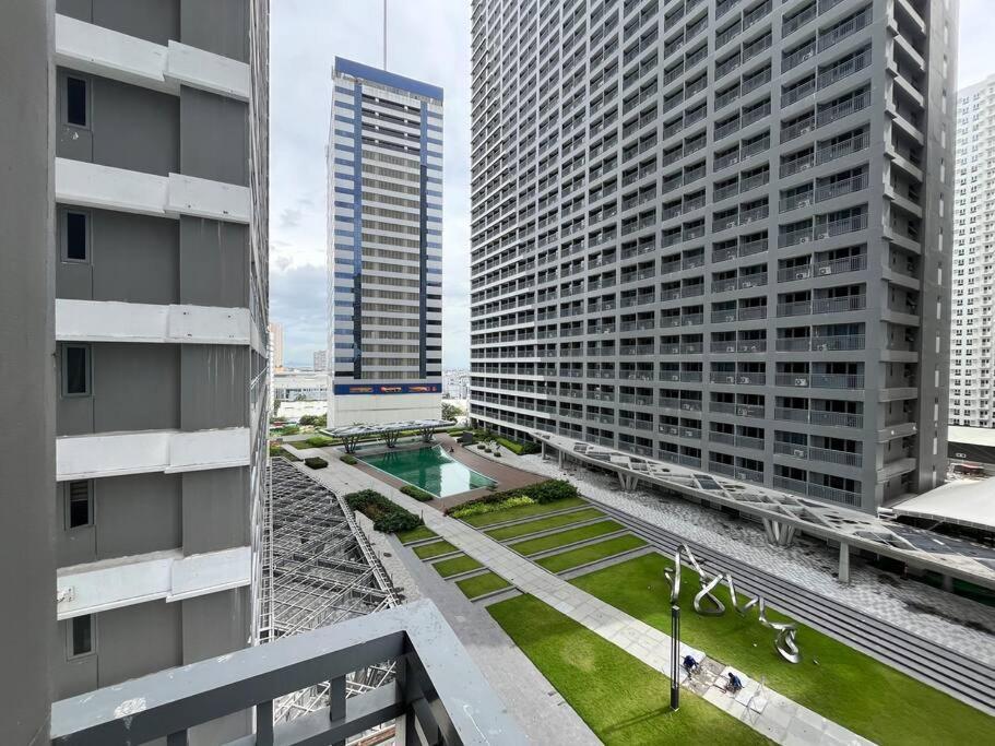 Edsa Fame Residences T11014 - 1 Bedroom 24Sqm Pop Of Yellow Unit Walking Distance To Shaw Mrt Megamall & Shangri-La Mall Greenfield District Mandaluyong - Staycations By Sms Манила Экстерьер фото